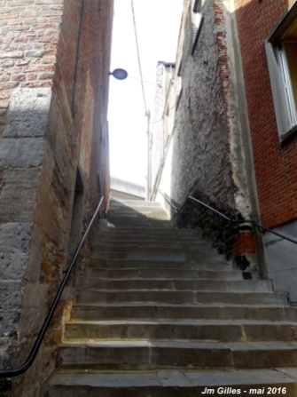Les grands escaliers vers l'Eglise